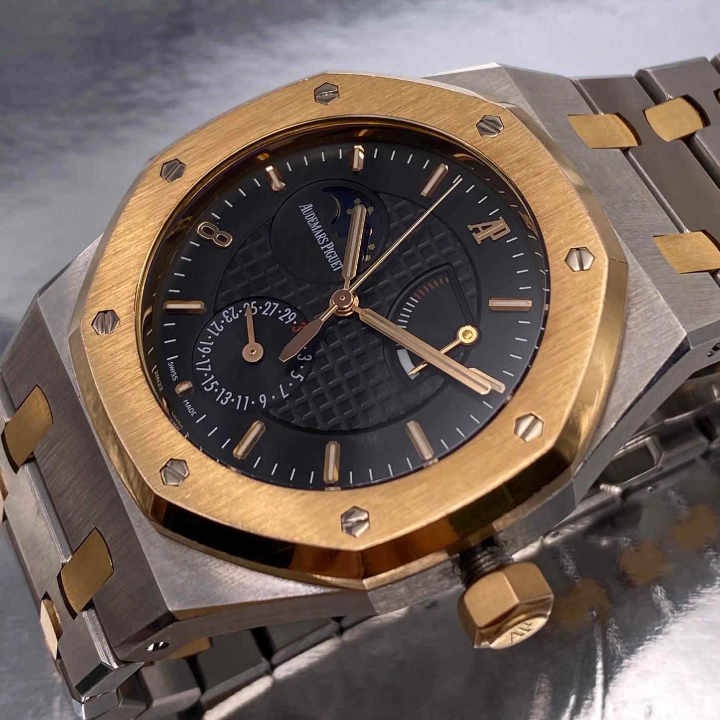 2nd image of Audemars Piguet Audemars Piguet Royal Oak Wristwatch, PreOwned condition