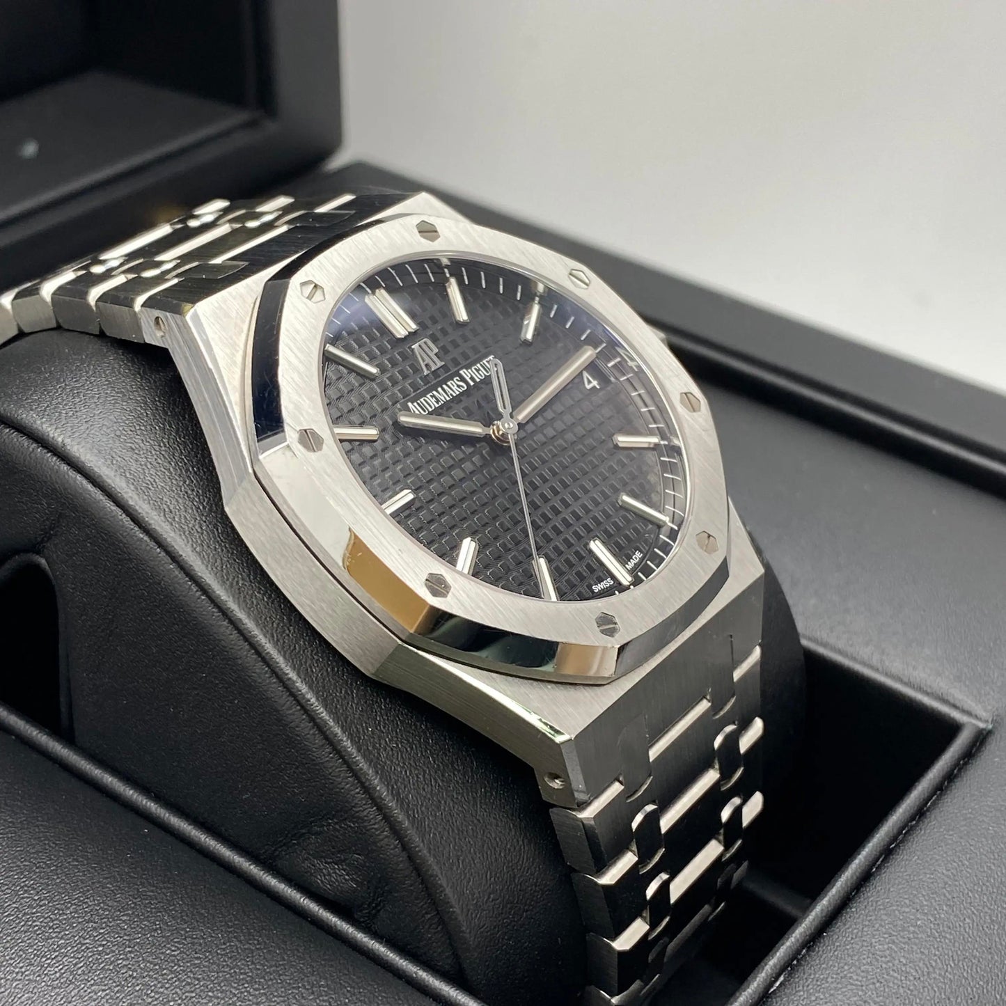 4th image of Audemars Piguet Audemars Piguet Royal Oak Wristwatch, PreOwned condition