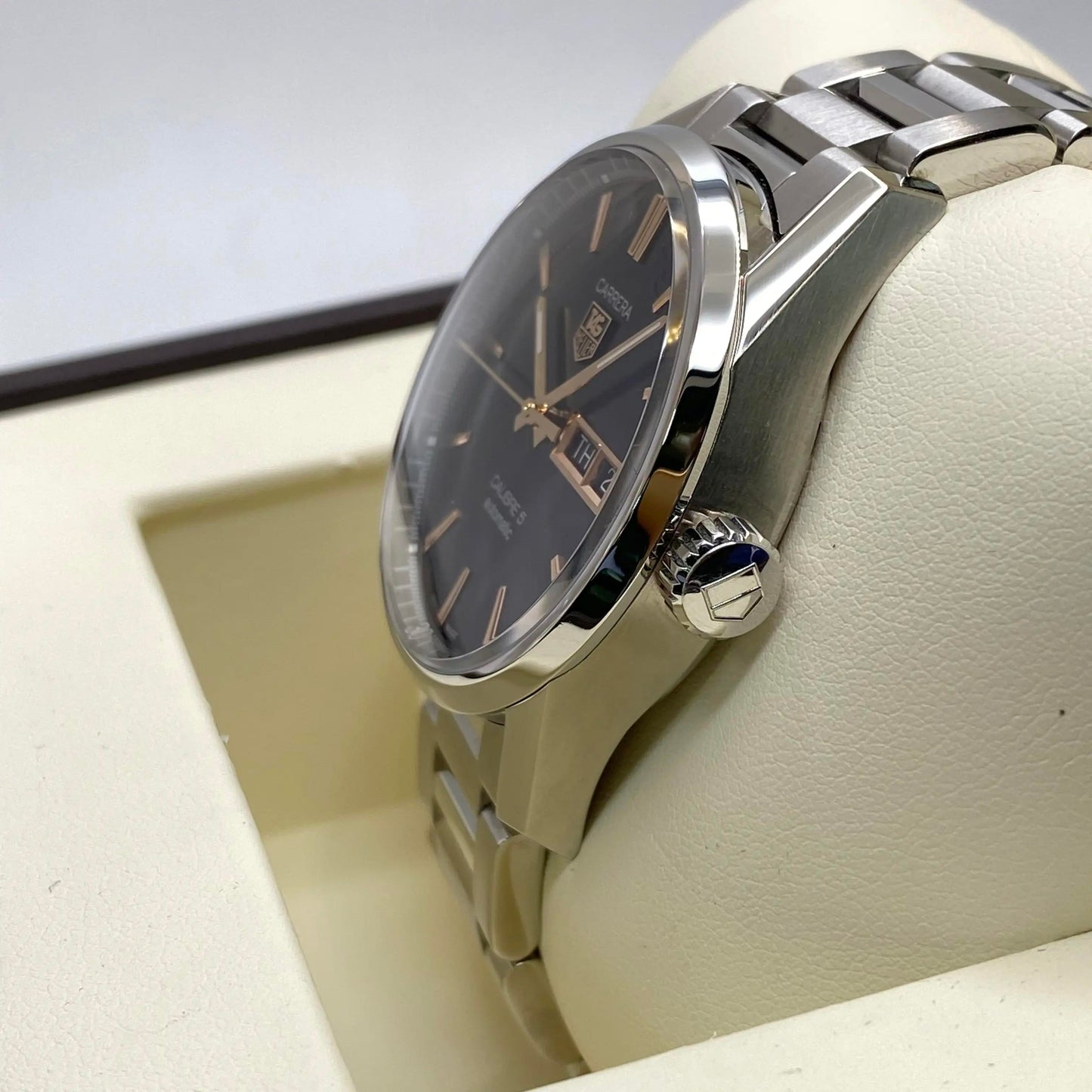 4th image of TAG Heuer TAG Heuer Carrera Wristwatch, PreOwned condition