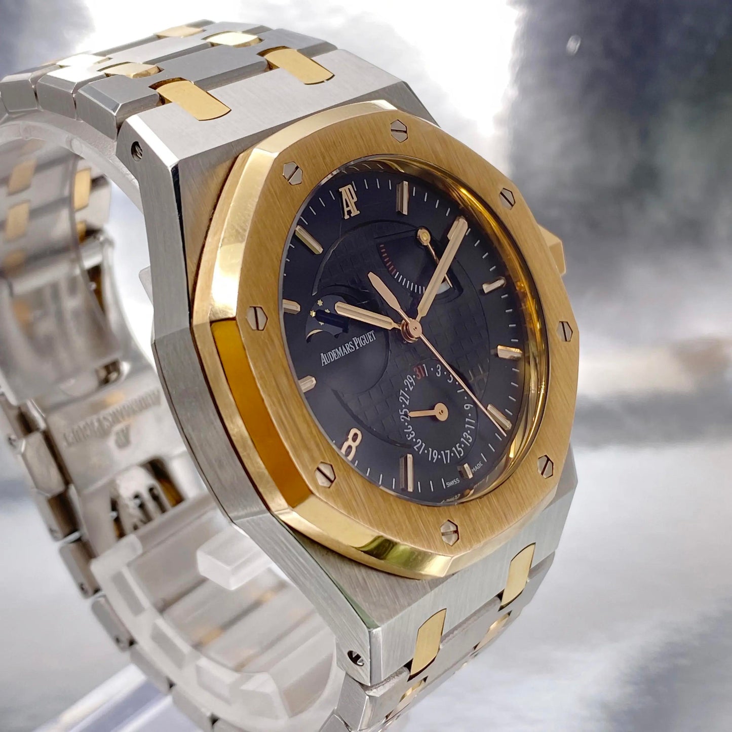 5th image of Audemars Piguet Audemars Piguet Royal Oak Wristwatch, PreOwned condition